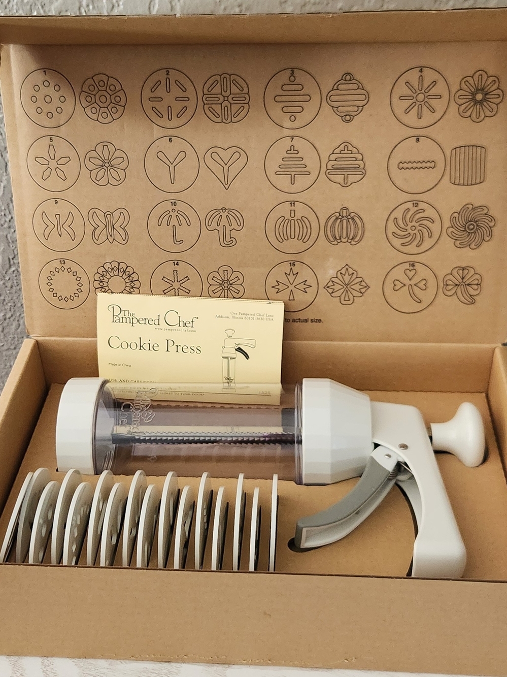 Pampered Chef Cookie Press Set  w/ 16 Discs, #1525